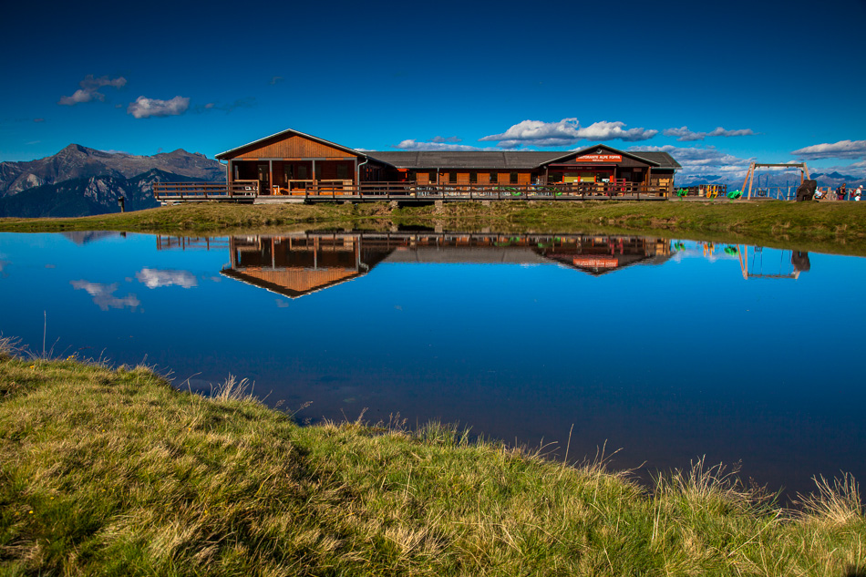 Holzhaus Lago Maggiore Spiegelung Sommer Tessin Schweiz – Jan Geerk Fotograf Basel