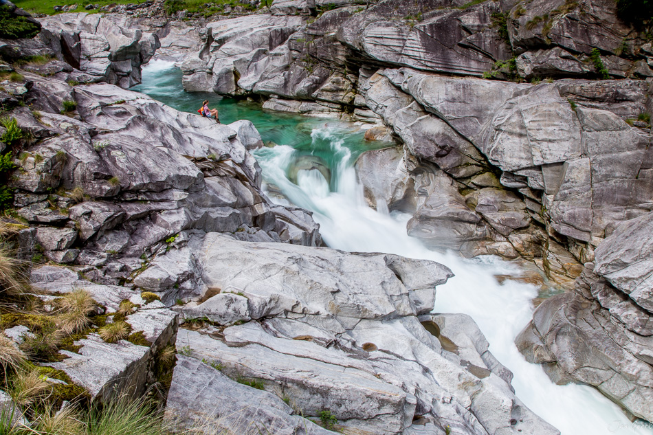 Gletschermühle und Wildbach im Bleniotal mit türkisgrünem Wasser, Frühjahr, Tessin Schweiz – Jan Geerk Fotograf Basel
