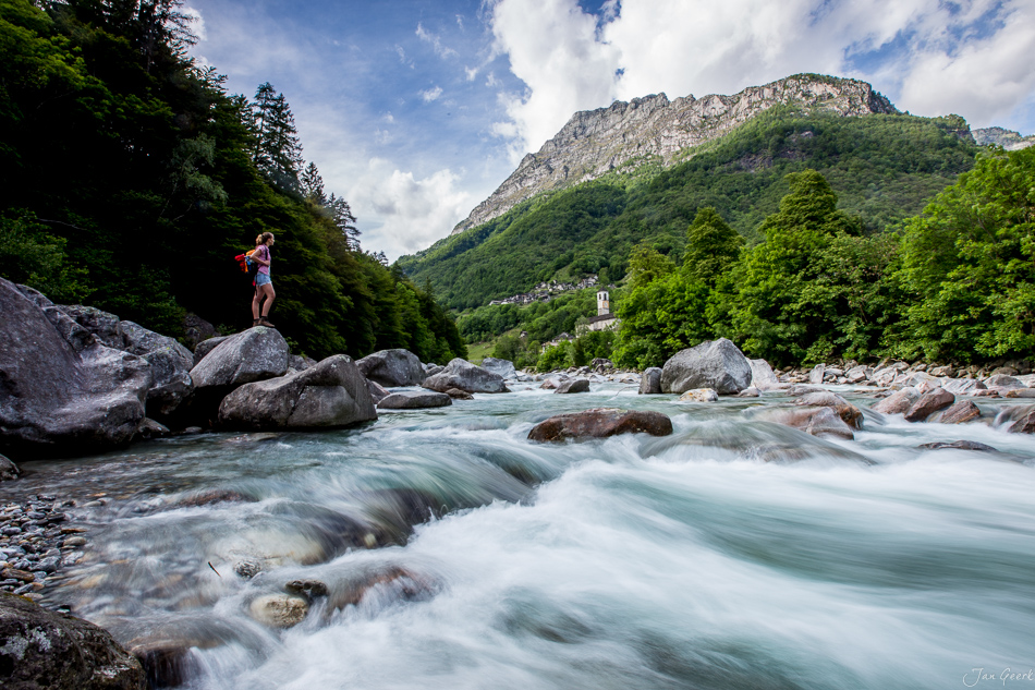 Wanderer auf Felsen am Fluss Bleniotal Tessin Frühling Schweiz Jan Geerk Fotograf Basel