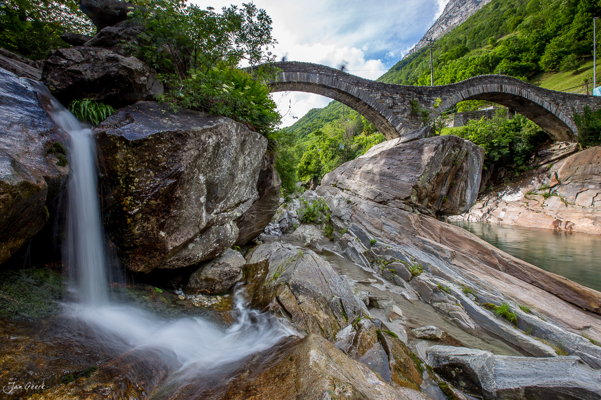 Wasserfall und Steinbrücke im Bleniotal Frühling Nordtessin Schweiz – Jan Geerk Fotograf Basel