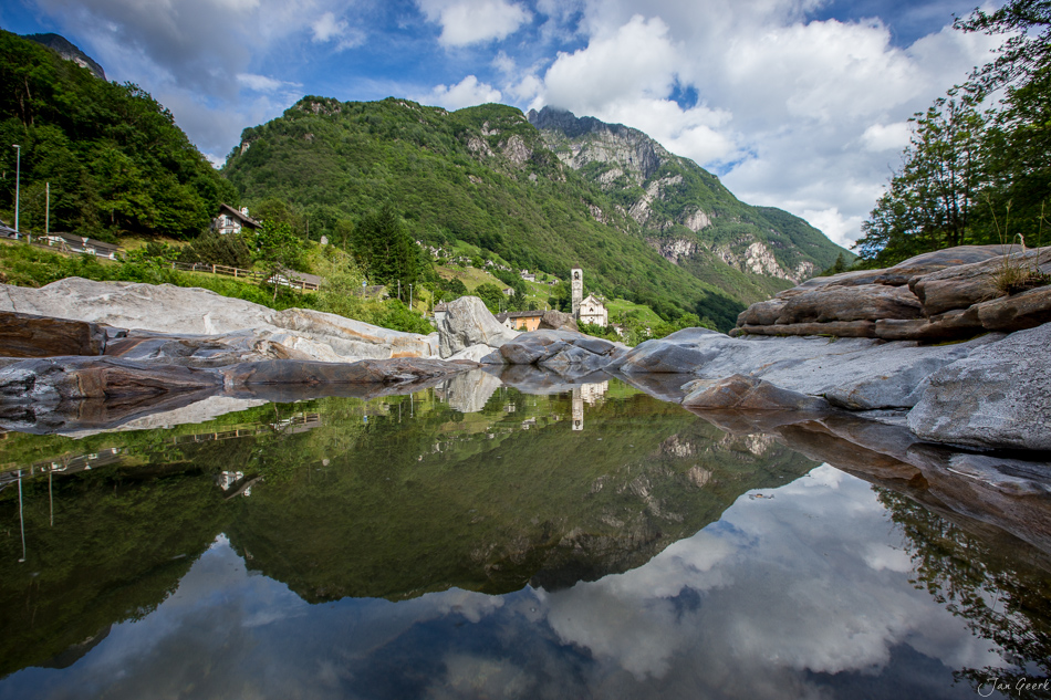 Spiegelglatte Wasserfläche mit Bergspiegelung im Bleniotal, Frühlingsstimmung, Nordtessin Schweiz – Jan Geerk Fotograf Basel