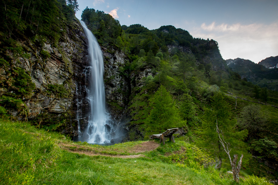 Wasserfall im Bleniotal bei Frühjahrsschmelze, grüne Alplandschaft Nordtessin Schweiz – Jan Geerk Fotograf Basel