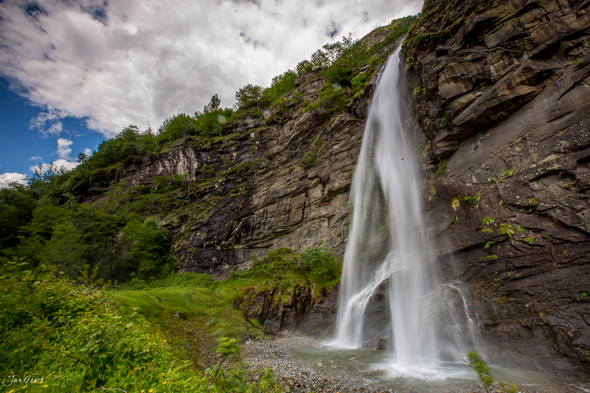 Wasserfall im Bleniotal mit Felswand und üppiger grüner Vegetation im Frühling, Nordtessin Schweiz – Jan Geerk Fotograf Basel