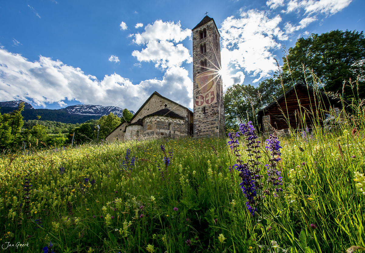 Romanische Kirche mit Glockenturm im Bleniotal, Frühjahrsblüte, Nordtessin Schweiz – Jan Geerk Fotograf Basel