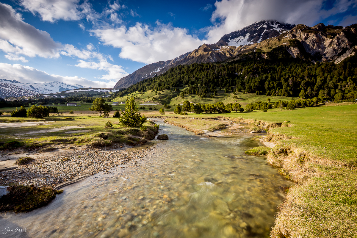 Bergbach im Bleniotal mit schneebedecktem Gipfel, grüne Alpwiesen im Frühling, Nordtessin Schweiz – Jan Geerk Fotograf Basel