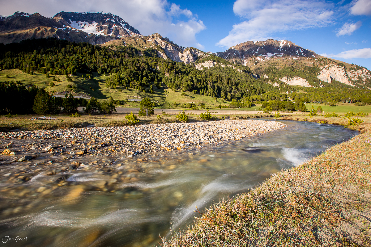 Alpbach mit Kiesbank und Gebirgslandschaft im Bleniotal Tessin Frühling Schweiz Jan Geerk Fotograf Basel