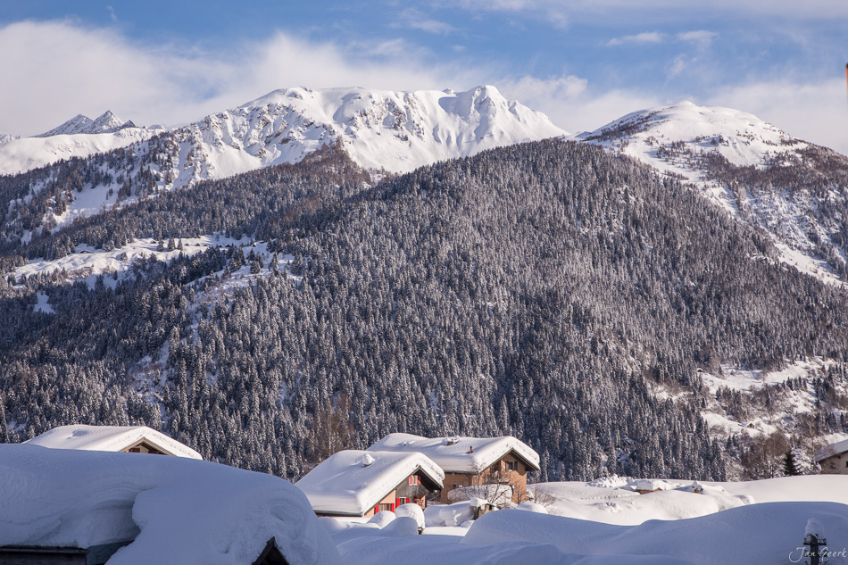 Schneebedeckte Alphütten in Bedretto mit verschneiten Südalpen Winterlandschaft Tessin Schweiz – Jan Geerk Fotograf Basel