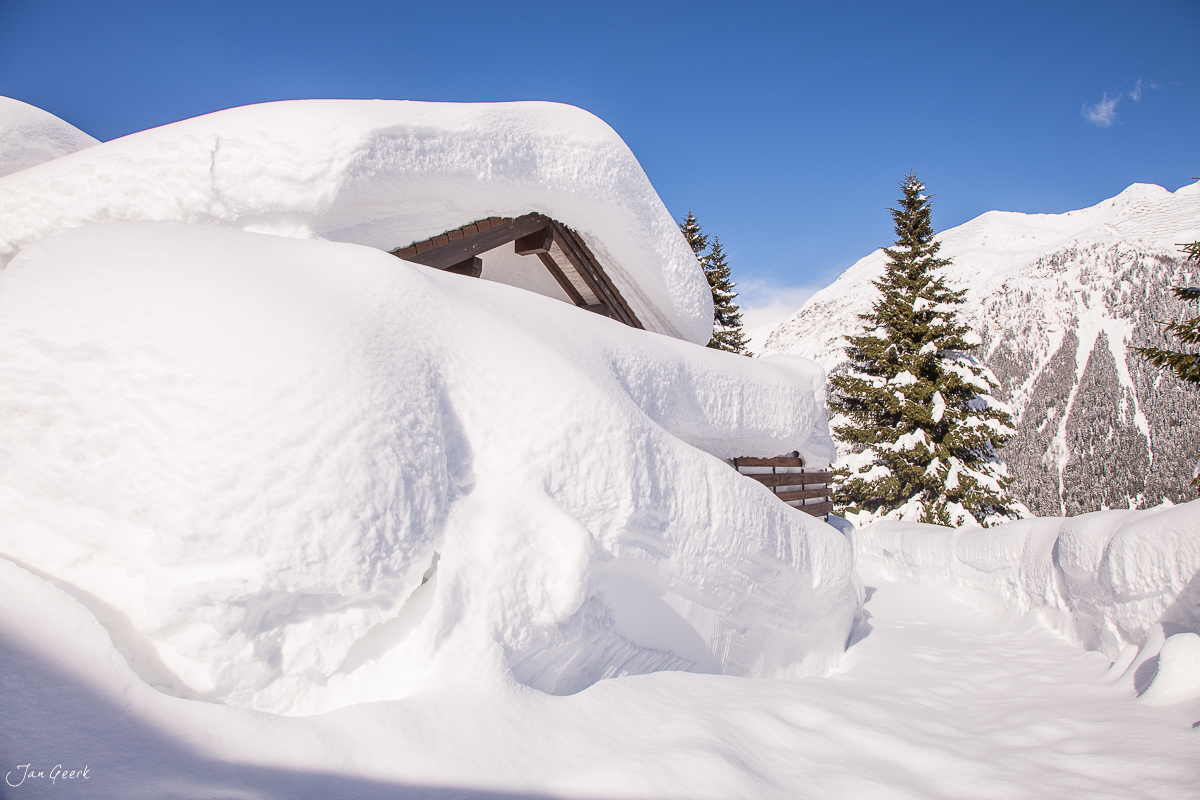 Schneebedeckte Berghütte in Bedretto im Tessin während Winterstimmung Schweiz Jan Geerk Fotograf Basel
