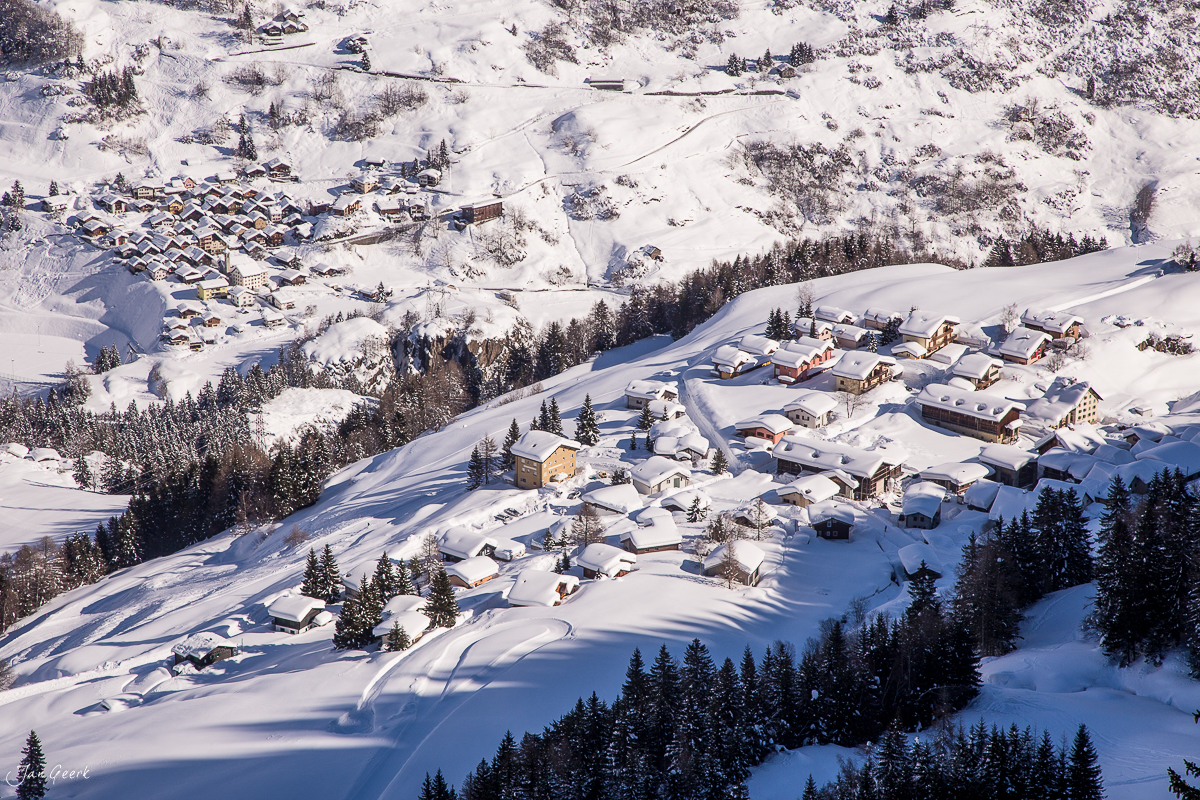 Verschneite Bergsiedlung Bedretto im Tessin mit traditionellen Häusern und Schneebedeckung, Winterstimmung in der Südschweiz – Jan Geerk Fotograf Basel