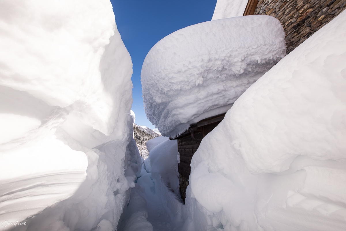 Verschneite Felsschlucht im Winter in Bedretto, Tessin, Schweiz – Jan Geerk Fotograf Basel
