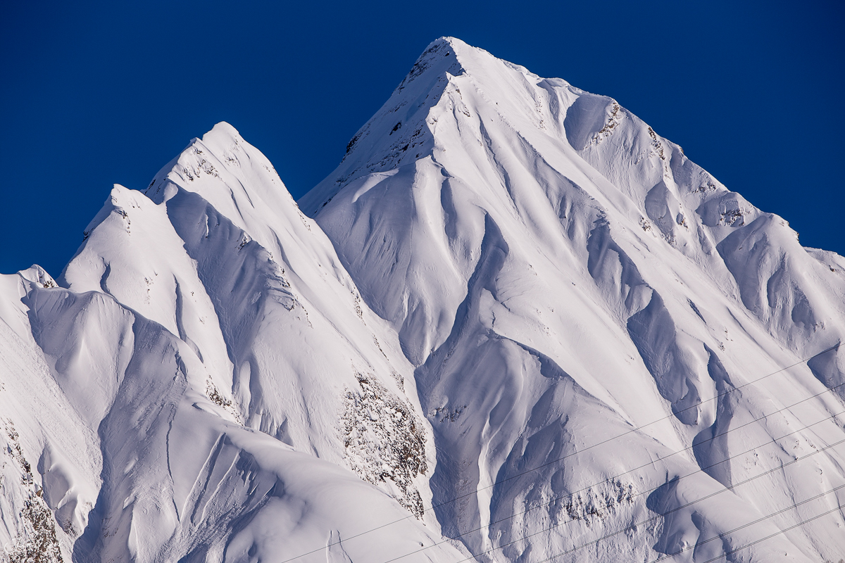 Schneebedeckte Bergkette in Bedretto, Nordtessin, Winterstimmung, Südalpen Schweiz – Jan Geerk Fotograf Basel