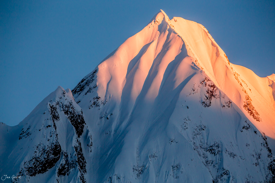 Schneebedeckter Berg im Bedretto Tal bei Sonnenaufgang, Nordtessin Schweiz – Jan Geerk Fotograf Basel