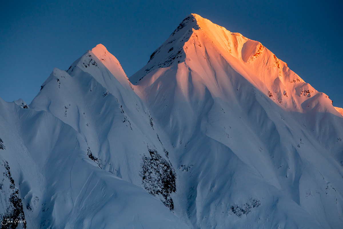 Schneebedeckte Berggipfel im Bedretto Morgenlicht Tessin Schweiz Jan Geerk Fotograf Basel