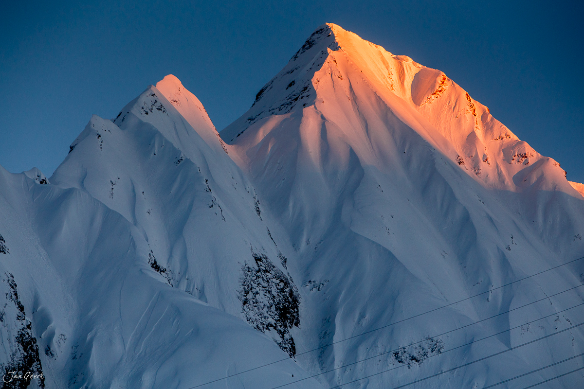 Schneebedeckte Berggipfel im Bedretto während des Alpenglow bei Sonnenaufgang im Tessin Schweiz Jan Geerk Fotograf Basel