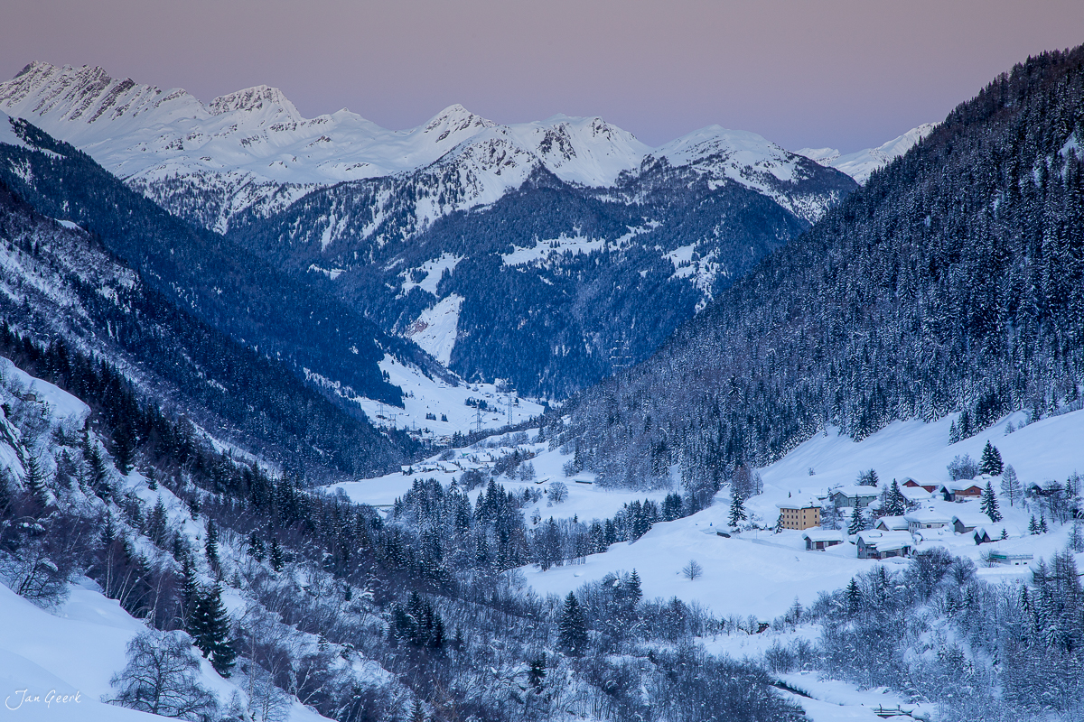 Schneebedecktes Dorf Nante im Tessin mit verschneiten Bergen und Wäldern im Winter – Jan Geerk Fotograf Basel