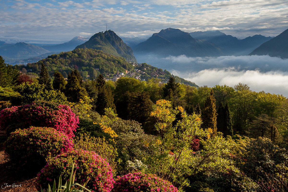Herbstliche Berglandschaft mit buntem Laubwald über Morcote und Nebelmeer, Tessin Schweiz – Jan Geerk Fotograf Basel
