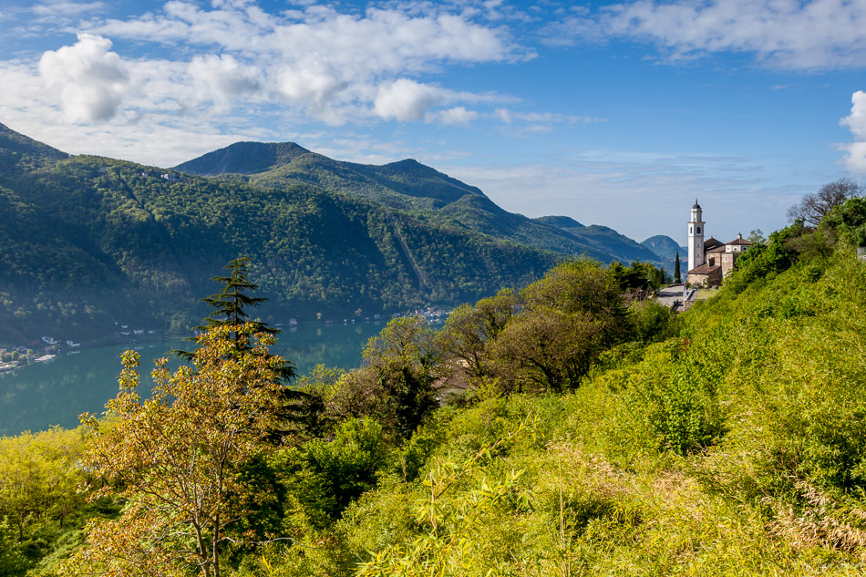 Morcote Seeufer mit Kirche Frühling grüne Hügel Tessin Schweiz – Jan Geerk Fotograf Basel