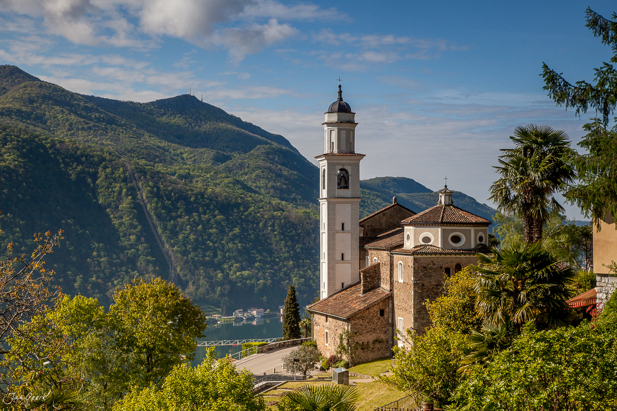 Kirche San Salvatore in Morcote mit Glockenturm, Frühjahr, Tessin Schweiz – Jan Geerk Fotograf Basel