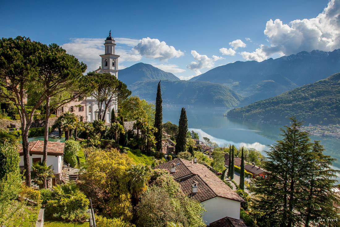 Kirche San Salvatore in Morcote mit Frühjahrsblüte, Lago di Lugano und Berge, Tessin Schweiz – Jan Geerk Fotograf Basel