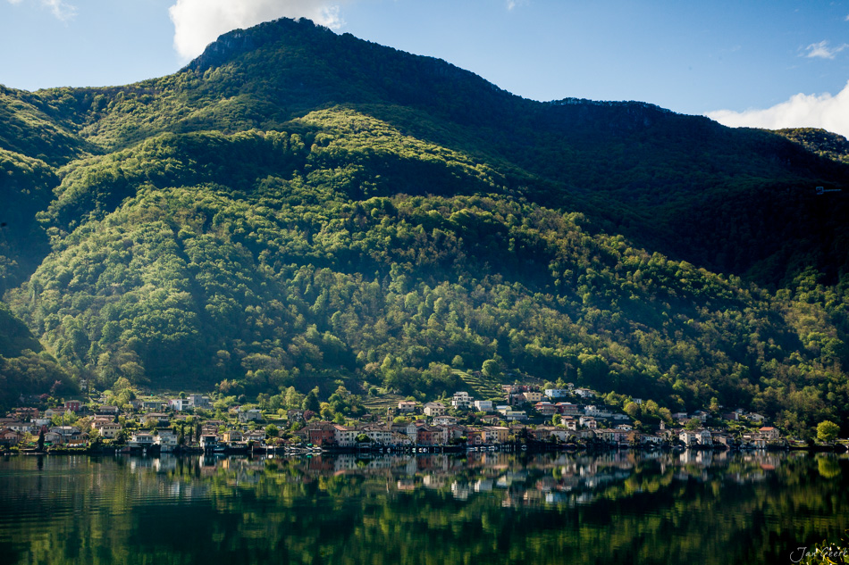 Dorf Morcote am Luganersee im Frühling mit grünen Berghängen, Tessin Schweiz – Jan Geerk Fotograf Basel