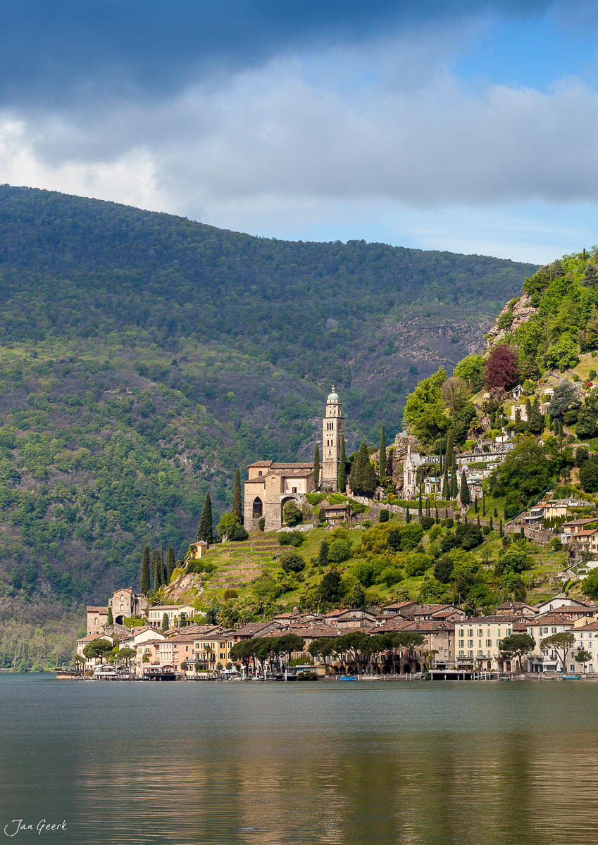 Morcote am Lugano See mit Kirche und Frühjahrsvegetation, Tessin Schweiz – Jan Geerk Fotograf Basel