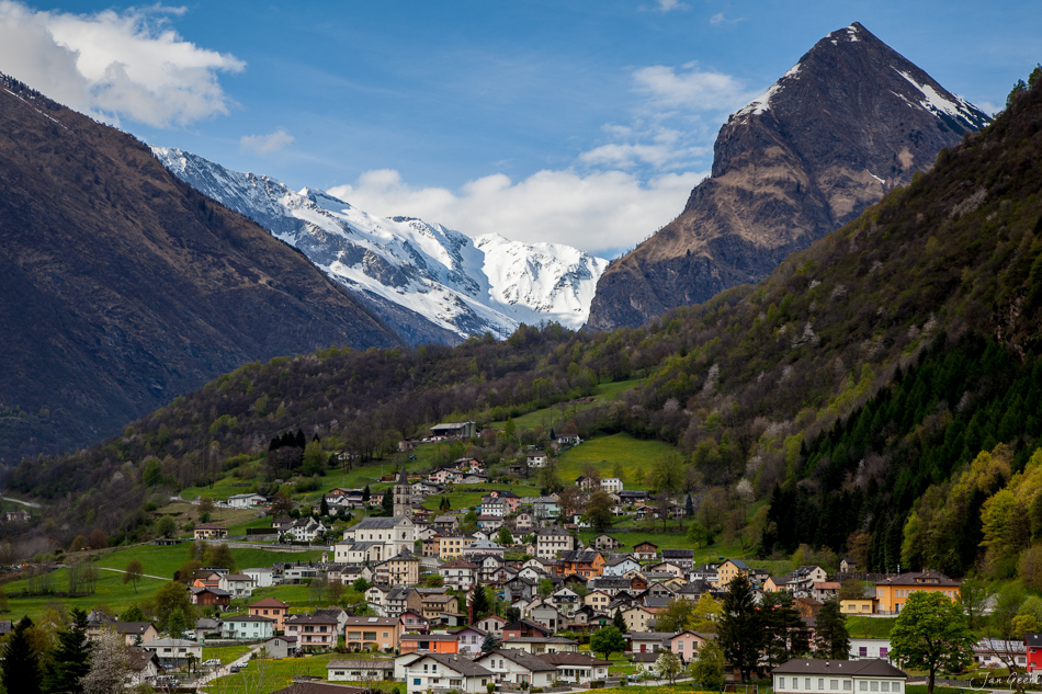 Dorf Morcote im Frühling mit schneebedeckten Bergen Tessin Schweiz Jan Geerk Fotograf Basel