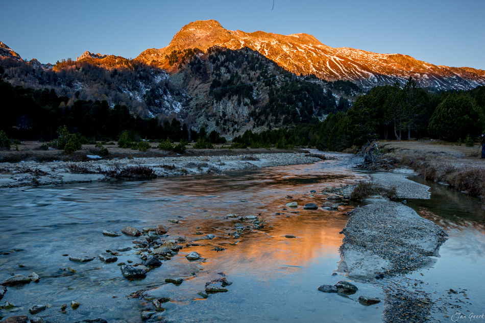 Flusslandschaft im Tessin mit schneebedeckten Bergen in Herbststimmung, Schweiz – Jan Geerk Fotograf Basel