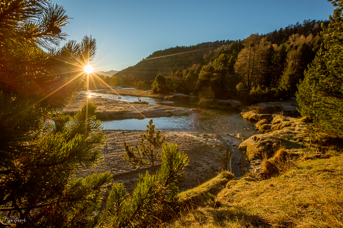 Flusslandschaft im Tessin mit Herbstlicht, bewaldete Berge und Gebirgsfluss in der Schweiz – Jan Geerk Fotograf Basel