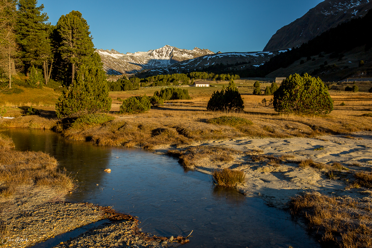 Bergbach im Herbst mit schneebedeckten Bergen im Hintergrund Tessin Schweiz Jan Geerk Fotograf Basel