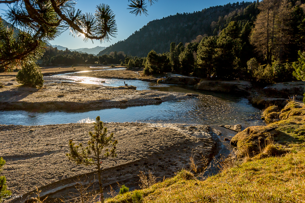 Flusslauf mit Kiesstrand und Herbstwald in Tessin, klare Herbststimmung, Schweiz – Jan Geerk Fotograf Basel