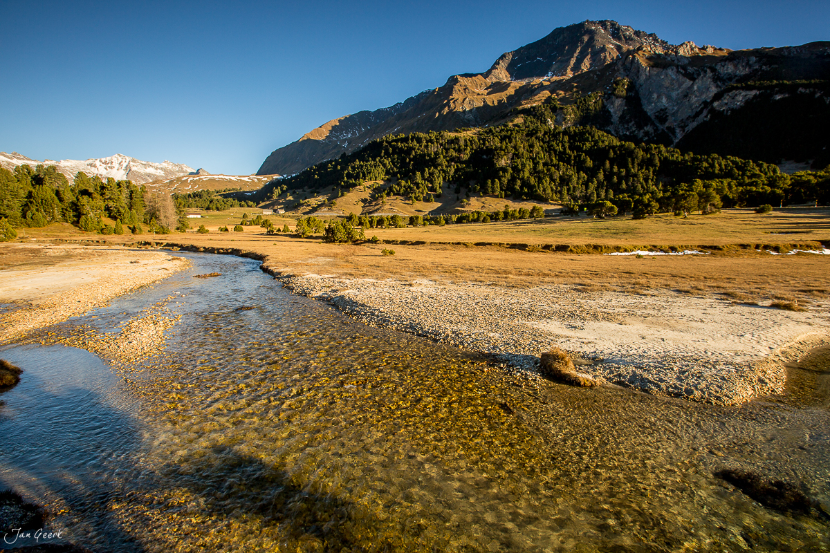 Bergfluss Tessin mit Alpengipfeln im Herbst, Tessin Schweiz – Jan Geerk Fotograf Basel