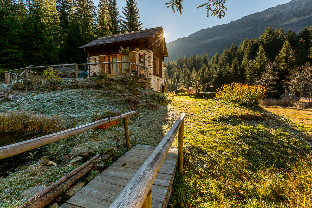 Alpenhütte im Tessin herbstliche Landschaft mit Holzsteg Schweiz Jan Geerk Fotograf Basel
