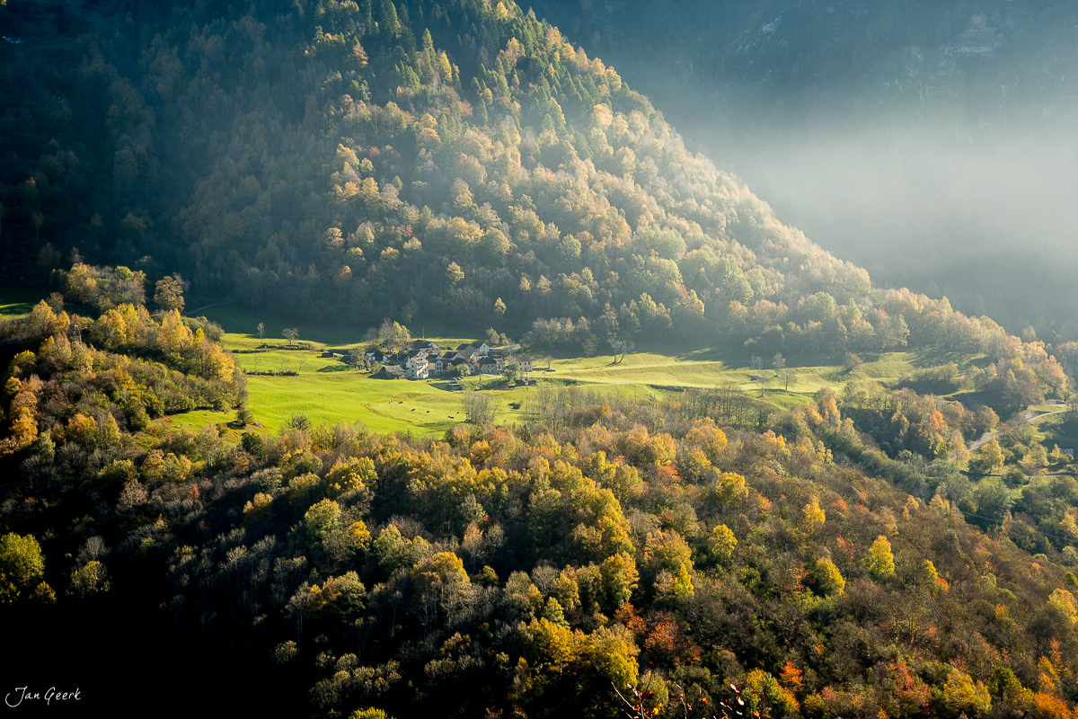 Herbstliche Berglandschaft im Tessin mit goldenem Laubwald und grünem Tal unter Schweiz – Jan Geerk Fotograf Basel