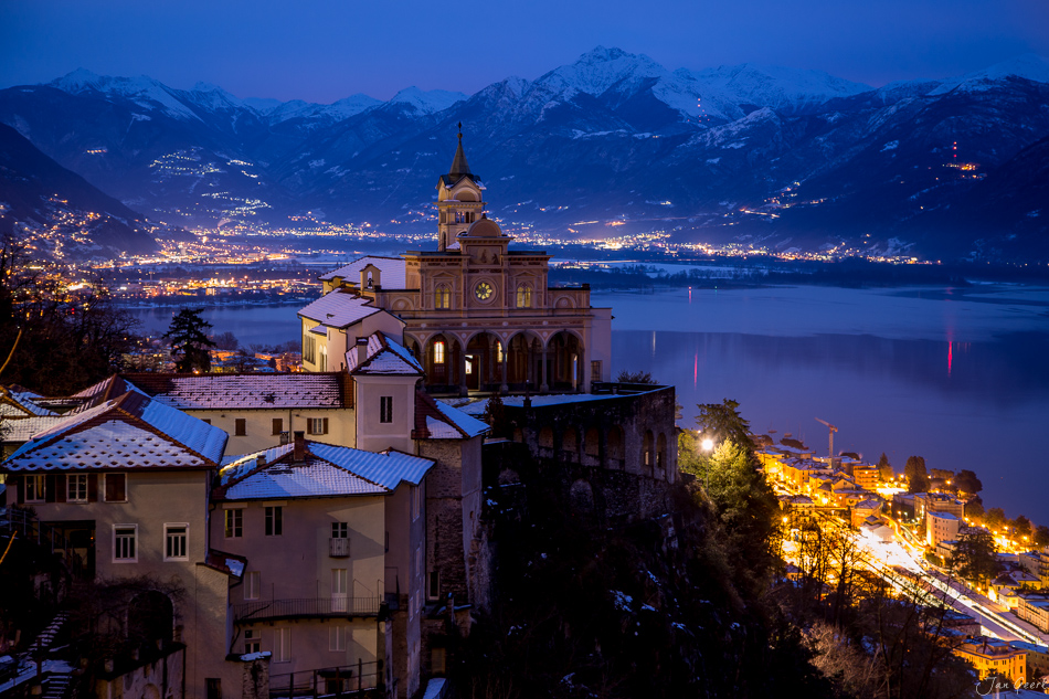 Beleuchtete Kirche Locarno Winterabend Schnee Tessin Schweiz Jan Geerk Fotograf Basel