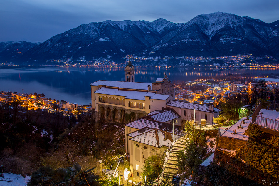Kirche mit Schnee in Locarno am Lago Maggiore bei Winterdämmerung, Tessin Schweiz – Jan Geerk Fotograf Basel