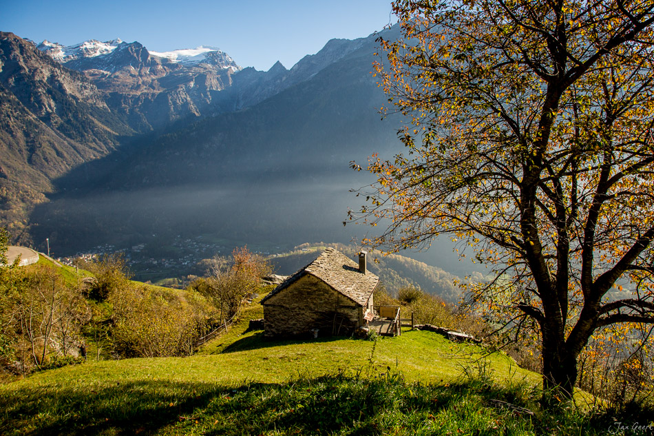 Herbstliches Steinhaus mit Blick auf See und Berge im Tessin Schweiz – Jan Geerk Fotograf Basel