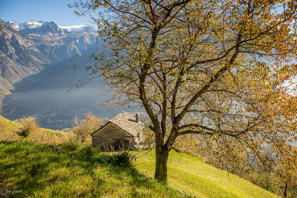 Herbstliche Berglandschaft im Tessin mit Steinhaus und Tal in der Schweiz – Jan Geerk Fotograf Basel