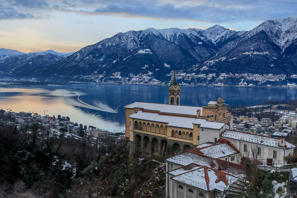 Kirche am Lago Maggiore in Locarno mit schneebedeckten Bergen im Winter, Tessin Schweiz – Jan Geerk Fotograf Basel