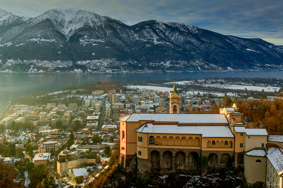 Schloss und Stadt Locarno am Lago Maggiore im Schnee, Tessin Schweiz – Jan Geerk Fotograf Basel