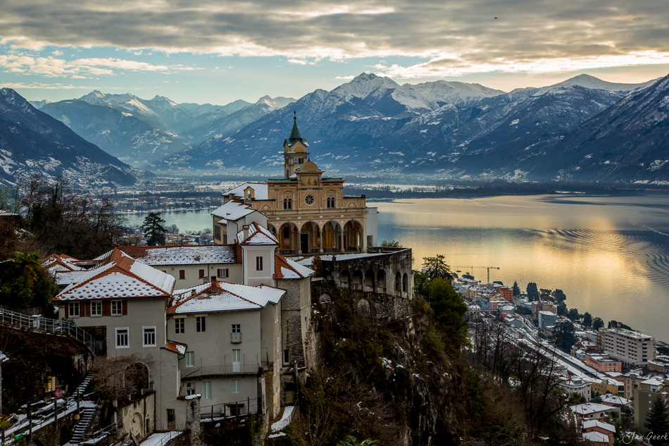 Madonna del Sasso Heiligtum über Locarno im Schnee Winter Tessin Schweiz Jan Geerk Fotograf Basel