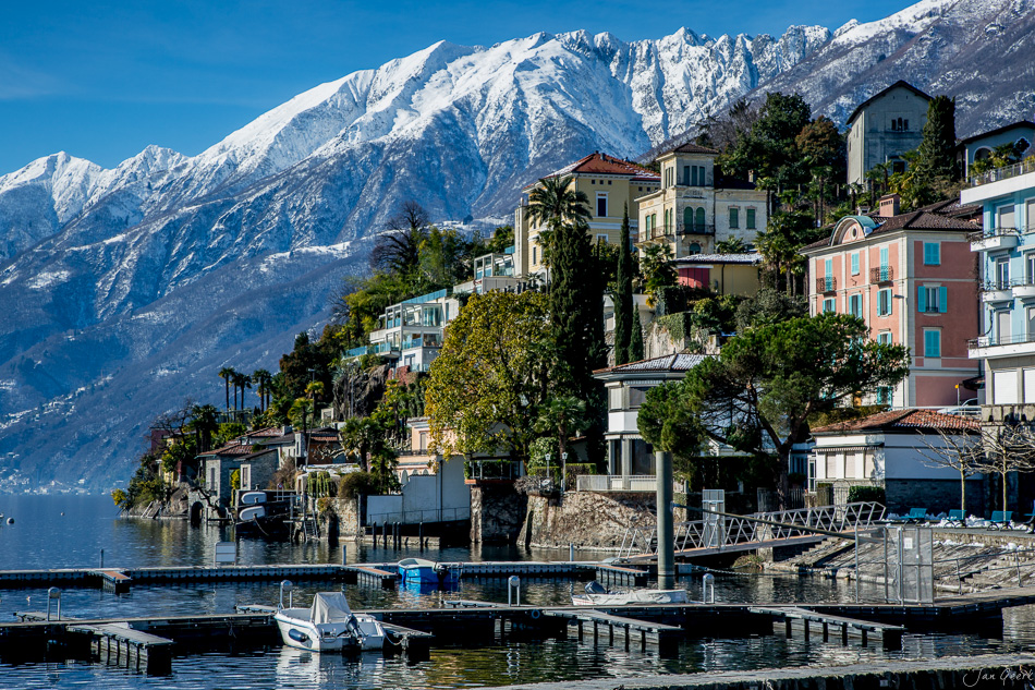 Winterliche Seeuferpromenade in Ascona mit schneebedeckten Bergen im Hintergrund – Jan Geerk Fotograf Basel