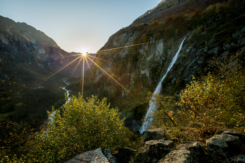 Alpbach-Tal mit Wasserfall Herbstlicht Berge Tessin Schweiz – Jan Geerk Fotograf Basel