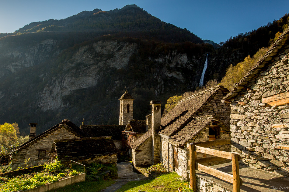 Alte Steinhäuser mit Wasserfallblick im Tessin, Herbstlicht in der Schweiz – Jan Geerk Fotograf Basel