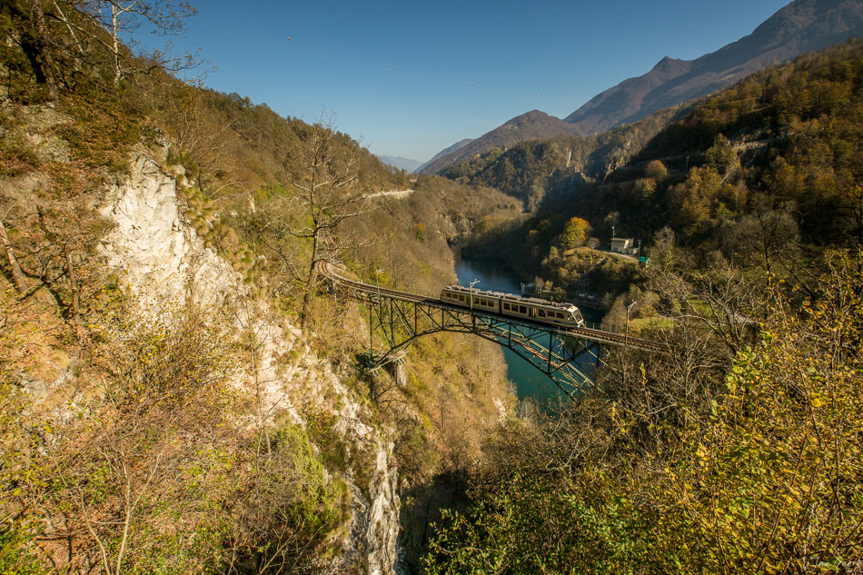 Eisenbahnbrücke über türkisfarbener Flusslandschaft im Tessin Herbst Schweiz Jan Geerk Fotograf Basel