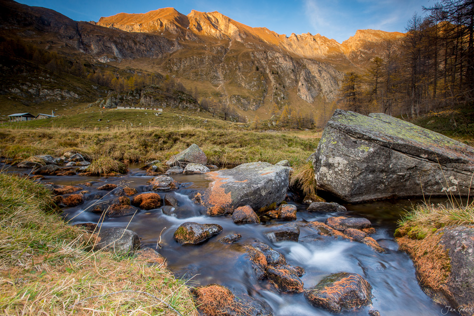 Bergbach mit Steinen in Herbstlandschaft Tessin Schweiz Jan Geerk Fotograf Basel