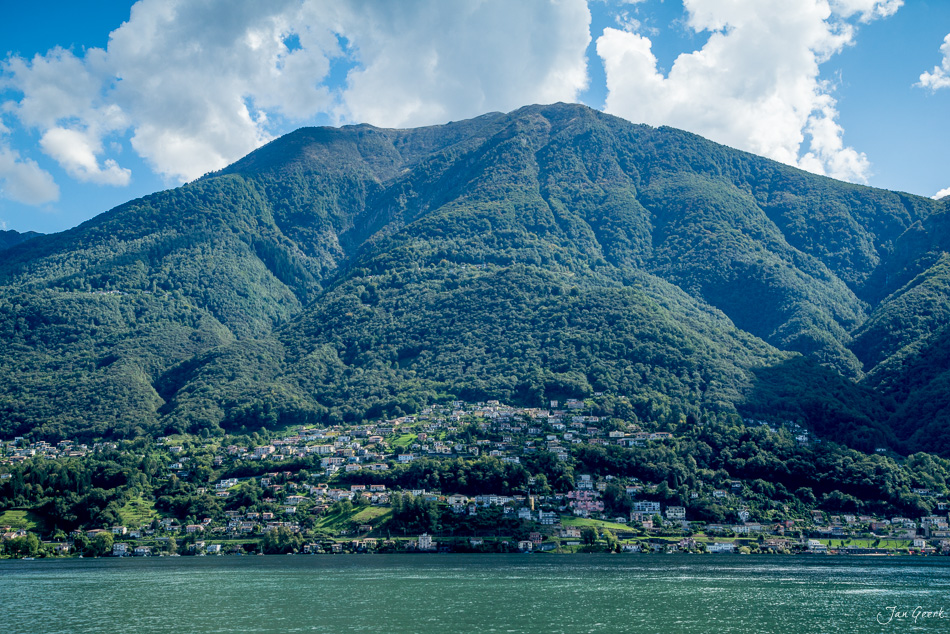 Bergdorf Ascona am Lago Maggiore mit grünen Berghängen, Sommeraufnahme aus der Schweiz – Jan Geerk Fotograf Basel