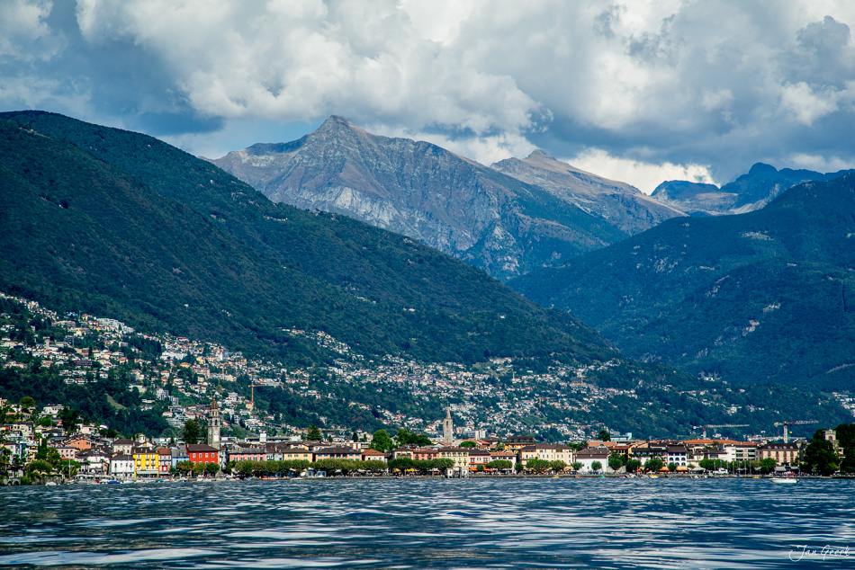 Ascona am Lago Maggiore mit Bergkulisse Sommer Tessin Schweiz – Jan Geerk Fotograf Basel