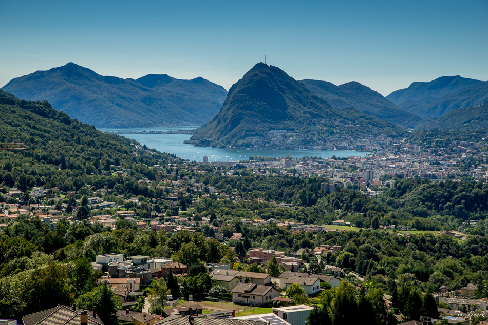 Panoramablick auf Locarno mit Lago Maggiore, umliegenden Bergen und grünen Hügeln an sonnigem Sommertag in Tessin Schweiz – Jan Geerk Fotograf Basel