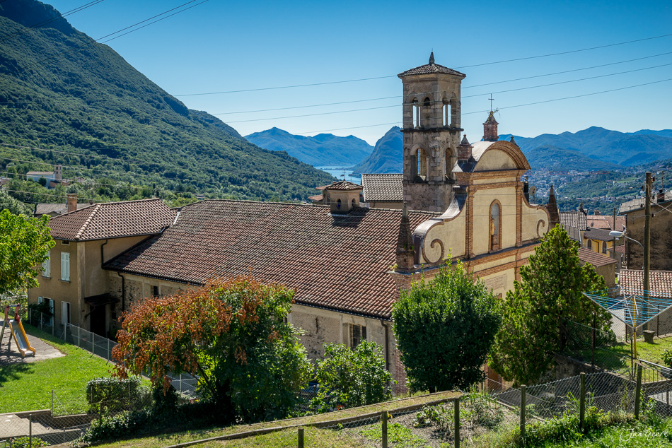 Kirche mit Glockenturm in Ascona Tessin Sommer Schweiz Jan Geerk Fotograf Basel