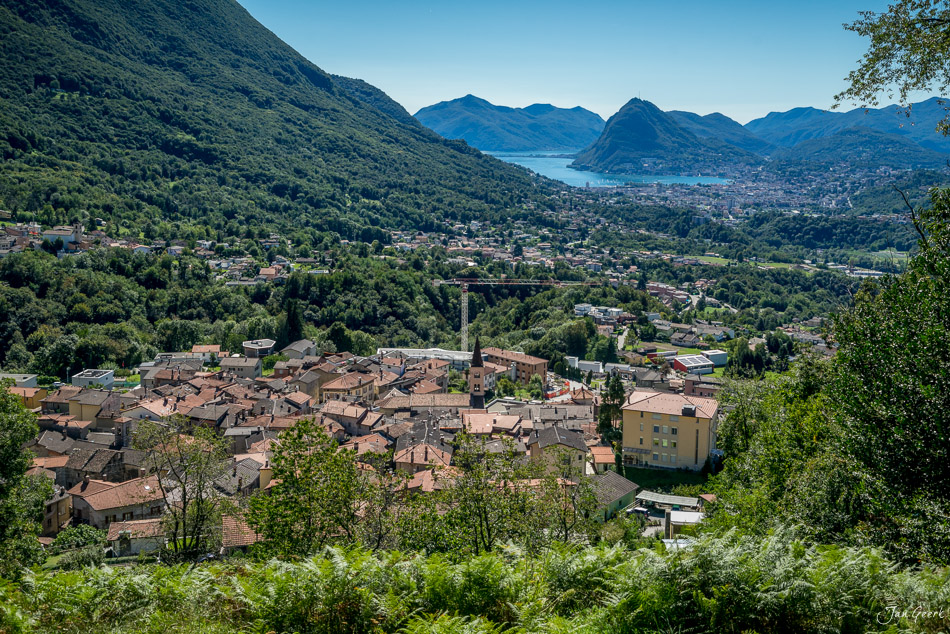 Dorf mit Kirche in grüner Berglandschaft am Lago Maggiore, Sommeratmosphäre, Tessin Schweiz – Jan Geerk Fotograf Basel